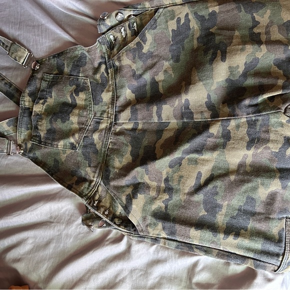 Lulus Camouflage Overalls pants - Picture 1 of 7